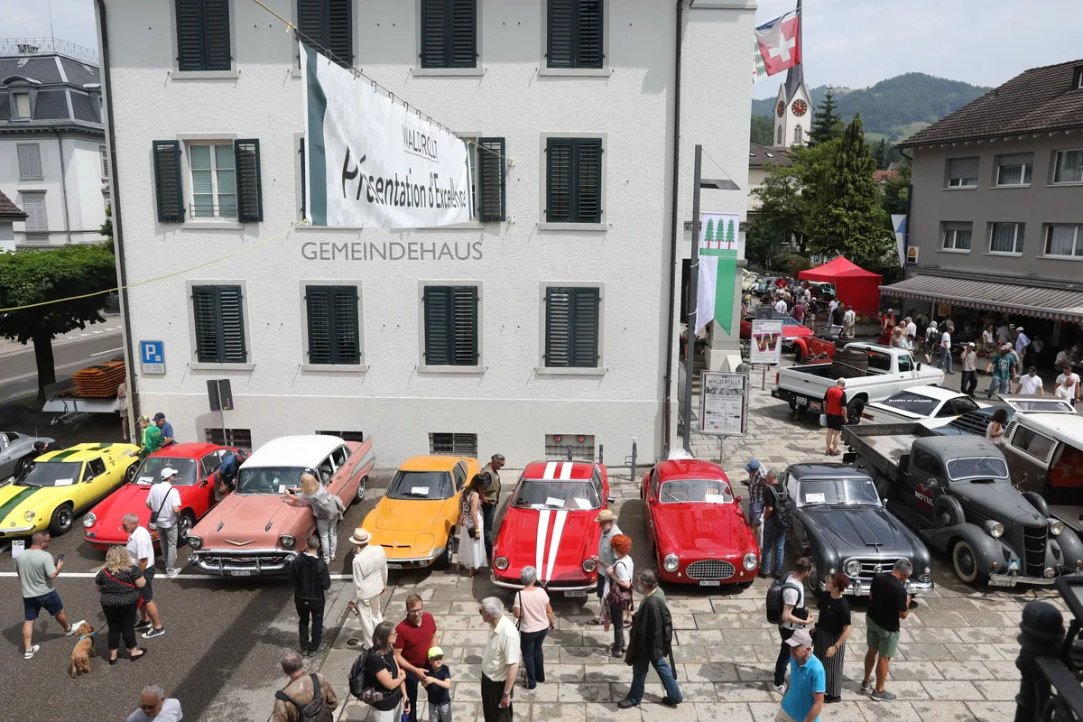 Man sieht diverse Oldtimer an der Veranstaltung «Wald rollt».